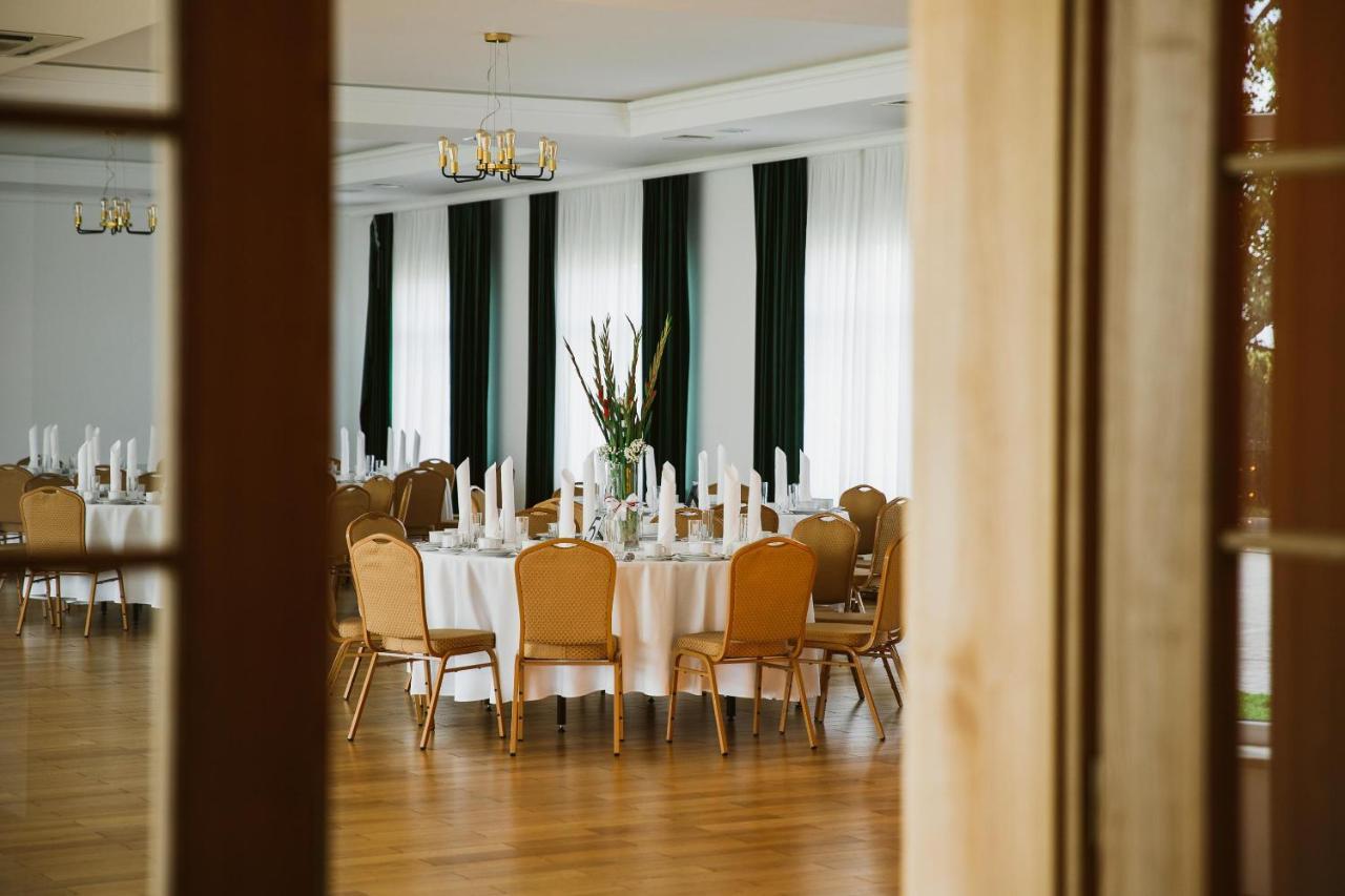 Hotel Art Cafe Nakło nad Notecią エクステリア 写真