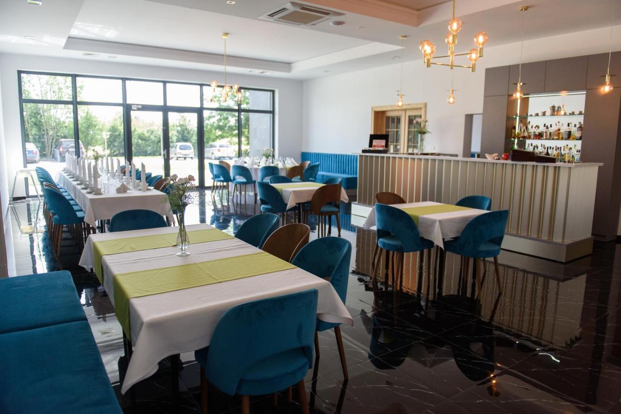 Hotel Art Cafe Nakło nad Notecią エクステリア 写真